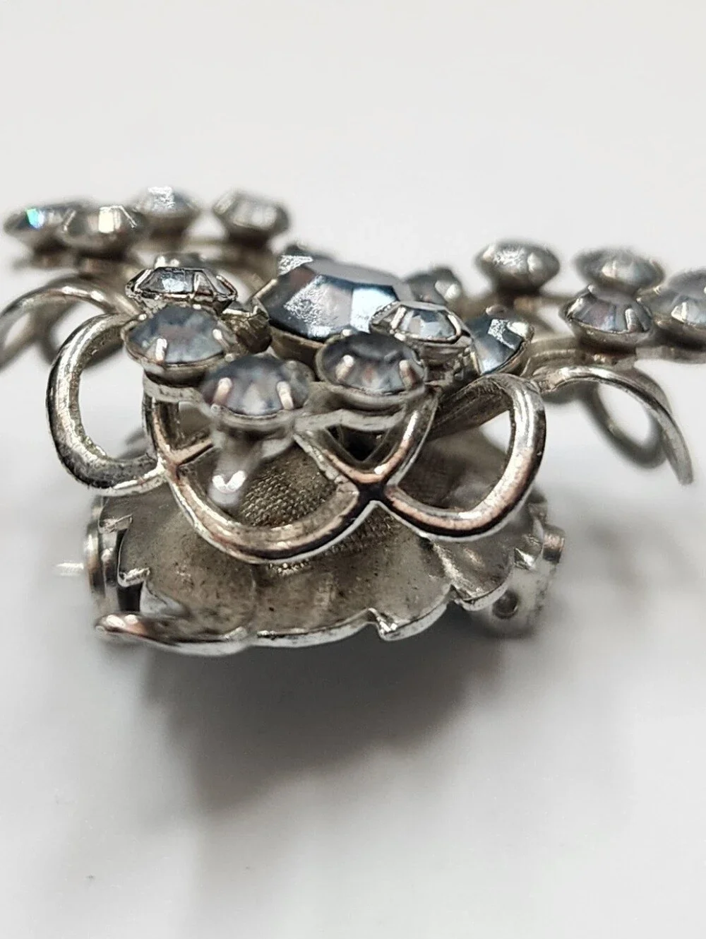 𝅺VINTAGE Flower Spray Brooch Mid Century Blue Rhinestone Silver Tone Curved 2